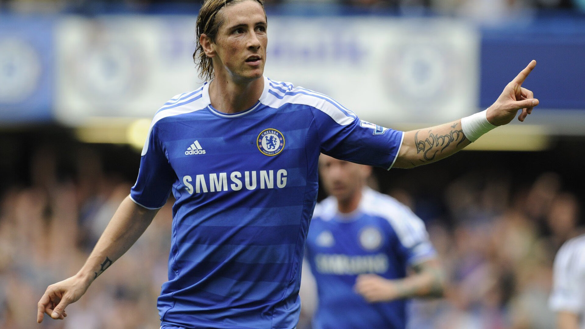 红蓝德比，场边情绪火山与那枚被摔碎的水瓶炸弹，红蓝德比引爆情绪火山，场边水瓶炸弹的破碎瞬间